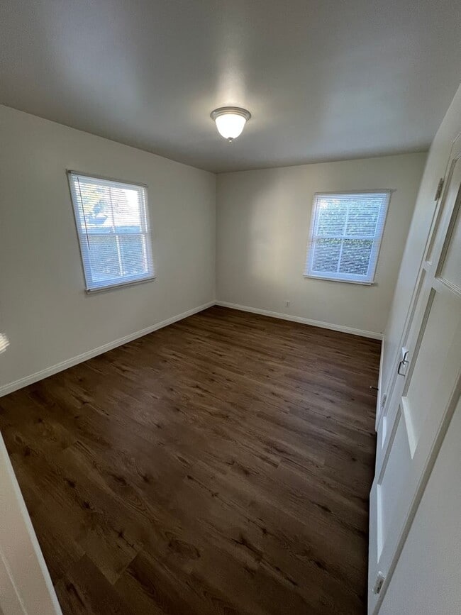 Building Photo - Mid Town Adorable Home!