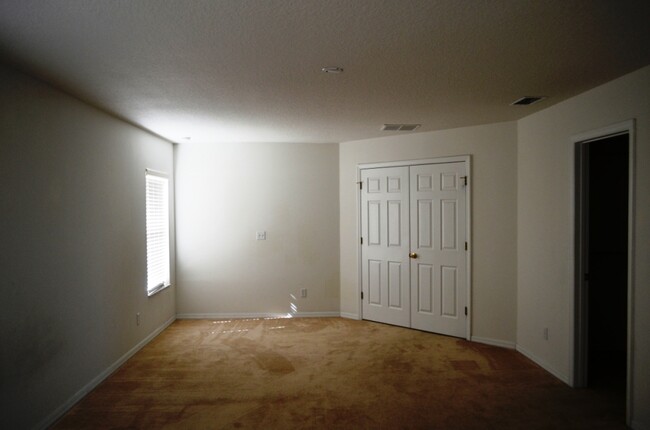 Building Photo - Spacious 4/2.5 House in Gated Eagle Creek ...