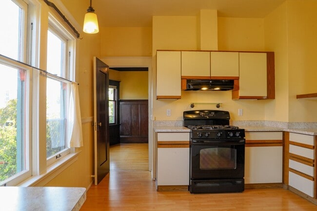 Building Photo - Advent- Spacious Temescal Flat with bonus ...