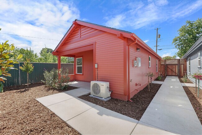 Building Photo - Beautifully Built 2/1 in North Oak Park Close to UC Davis + McGeorge Law School!