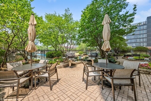 Building Photo - 400 N La Salle Dr