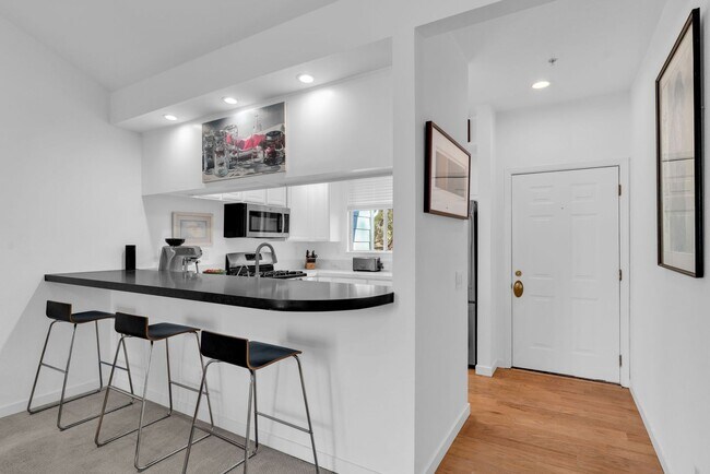 Building Photo - Quiet and Spacious 2 Bedroom Condo in Sunny Novato!