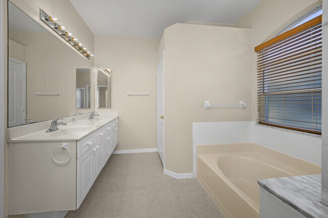 Building Photo - 2056 Crestview Way