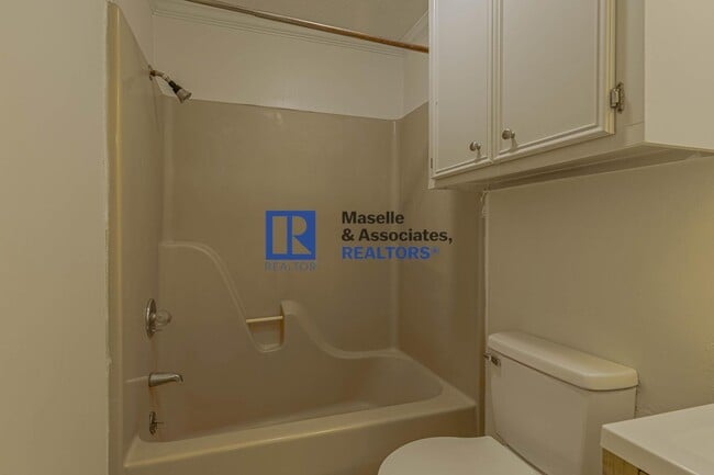 Building Photo - 5 Bedroom/2 Bath Home in Bellegrove Subdiv...
