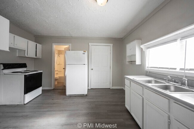 Building Photo - Charming 3-Bedroom Duplex with 2 Full Bath...
