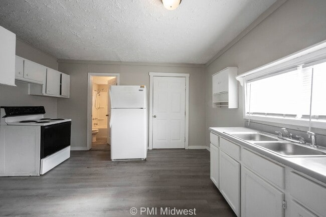 Building Photo - Charming 3-Bedroom Duplex with 2 Full Baths in Indianapolis - A Must See!