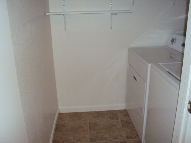 Building Photo - SUNNYVALE - Large (approx. 1,150 sq. ft.),...