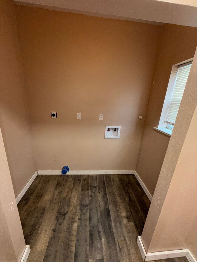 Building Photo - Charming 3-bedroom, 1-bath home is conveniently located with quick access to grocery stores, rest...