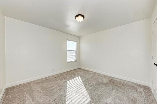 Building Photo - 8824 Edmundsbury Dr