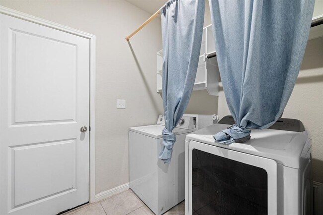 Building Photo - 202 Low Bramble Dr