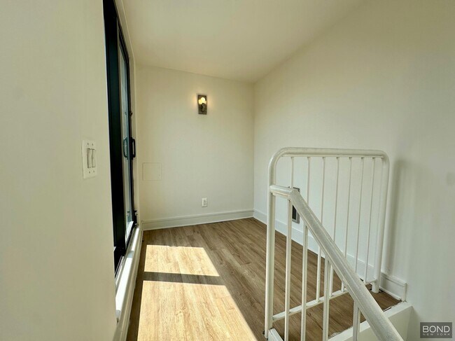 Building Photo - 323 W 96th St