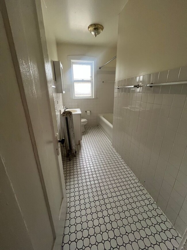 Building Photo - 3348-1 W Sunnyside 2bed/1bath