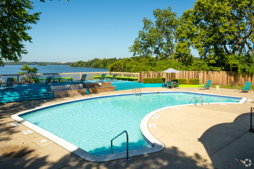 Primary Photo - The Lake Shore Apartments
