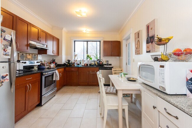 Building Photo - NO BROKER FEE!!!   4 bed/2 bath in Allston with updated kitchen ~ HT/HW included