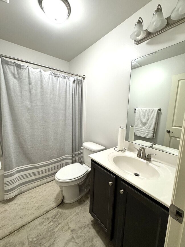 Building Photo - Beautiful Townhome with a Spacious Layout!