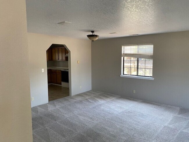 Building Photo - SINGLE LEVEL 3 BEDROOM HOME, FENCED IN YARD