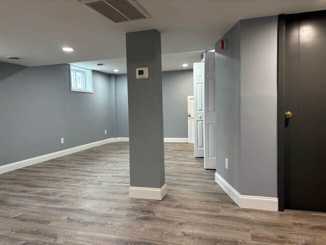 Building Photo - 562 Kenmore Ave