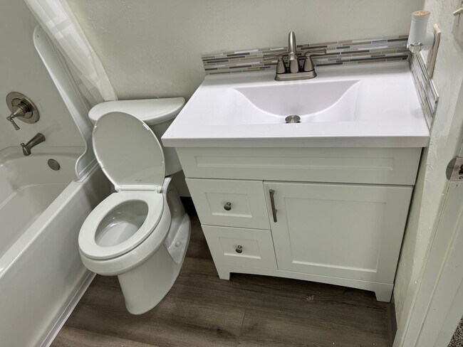 Building Photo - Updated 2 bedroom 1.5 bathroom duplex!