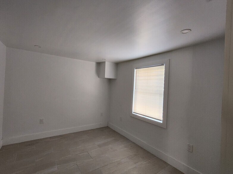 Building Photo - Coastal Charm Awaits in Bonita Springs