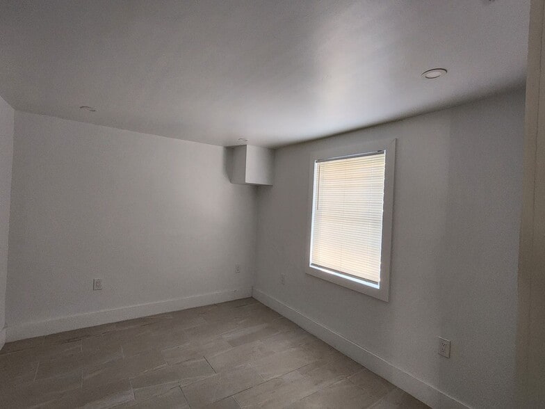 Building Photo - Coastal Charm Awaits in Bonita Springs Move In Special 25% off First Month