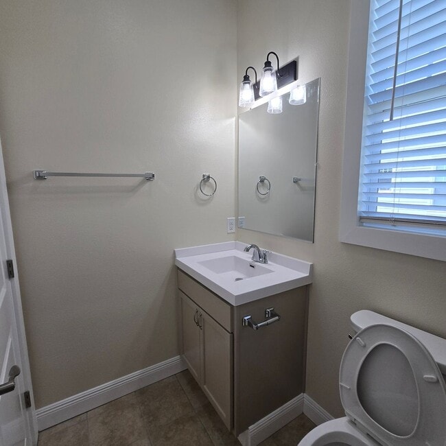 Building Photo - 1818B Elvin Dr