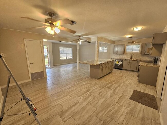 Building Photo - 2502 E Poplar Ave