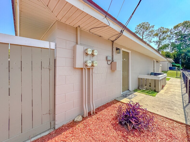 Building Photo - 2241 W Pensacola St