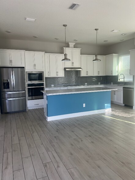 Building Photo - 7400 Beach Walk Pl