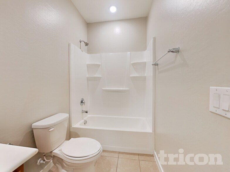 Building Photo - 14366 W Pershing St