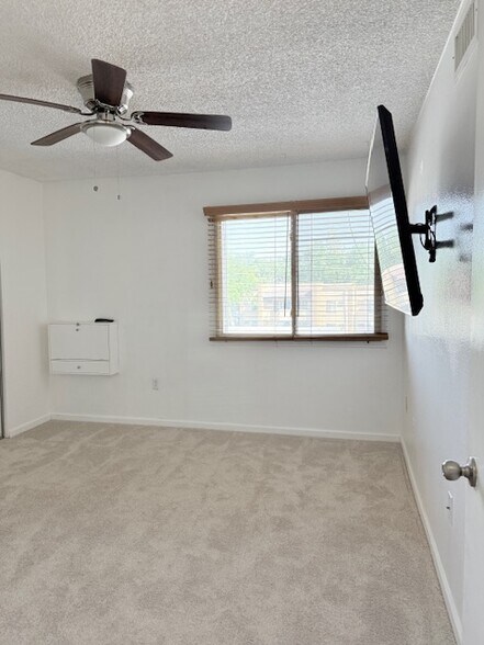 Building Photo - 461 W Holmes Ave