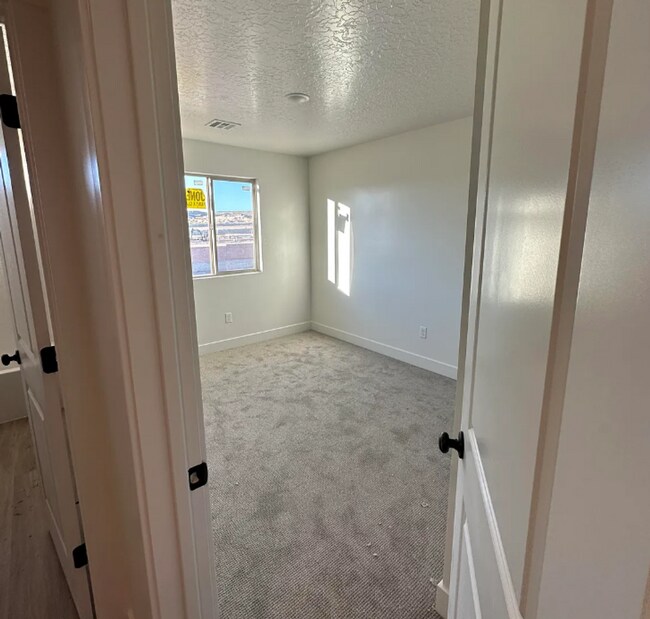 Building Photo - Beautiful, Modern 3 Bedroom Townhome!