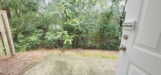 Building Photo - LOVELY NW 3/3 End Unit w/ Washer/Dryer, Open Kitchen w/ Bar, & More! $1450/month Avail June 1st!