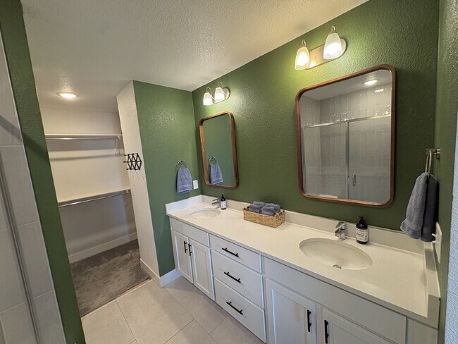 Building Photo - 3bd/2.5ba Paired Home in Trailside w/ side yard