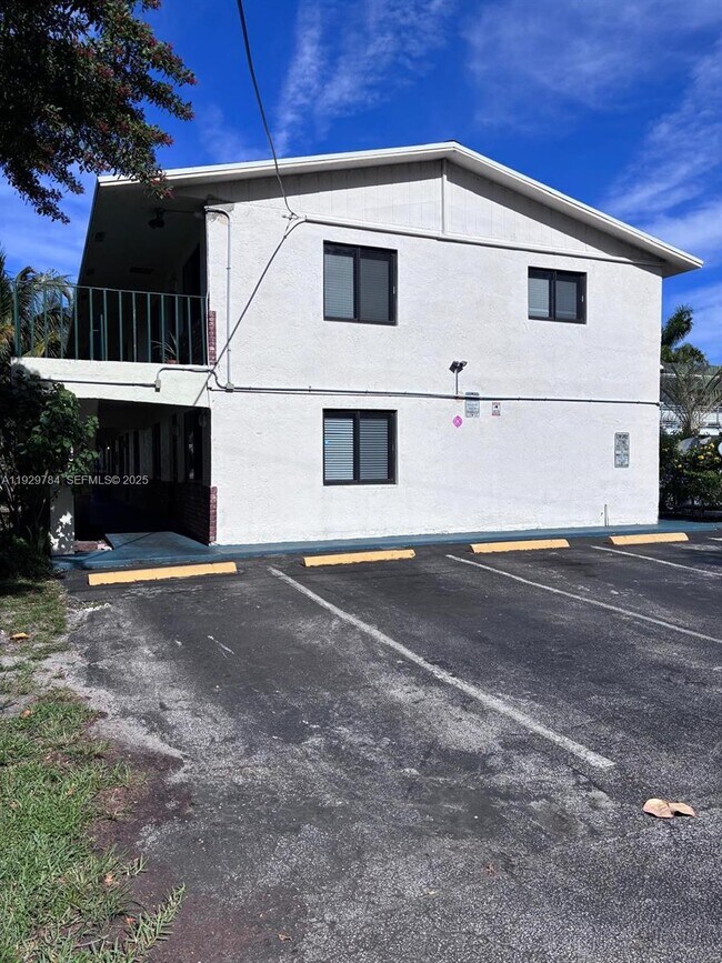 Building Photo - 1028 NE 39th Dr