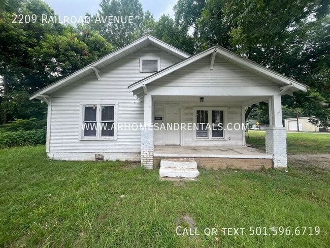 Primary Photo - 2209 Railroad Ave