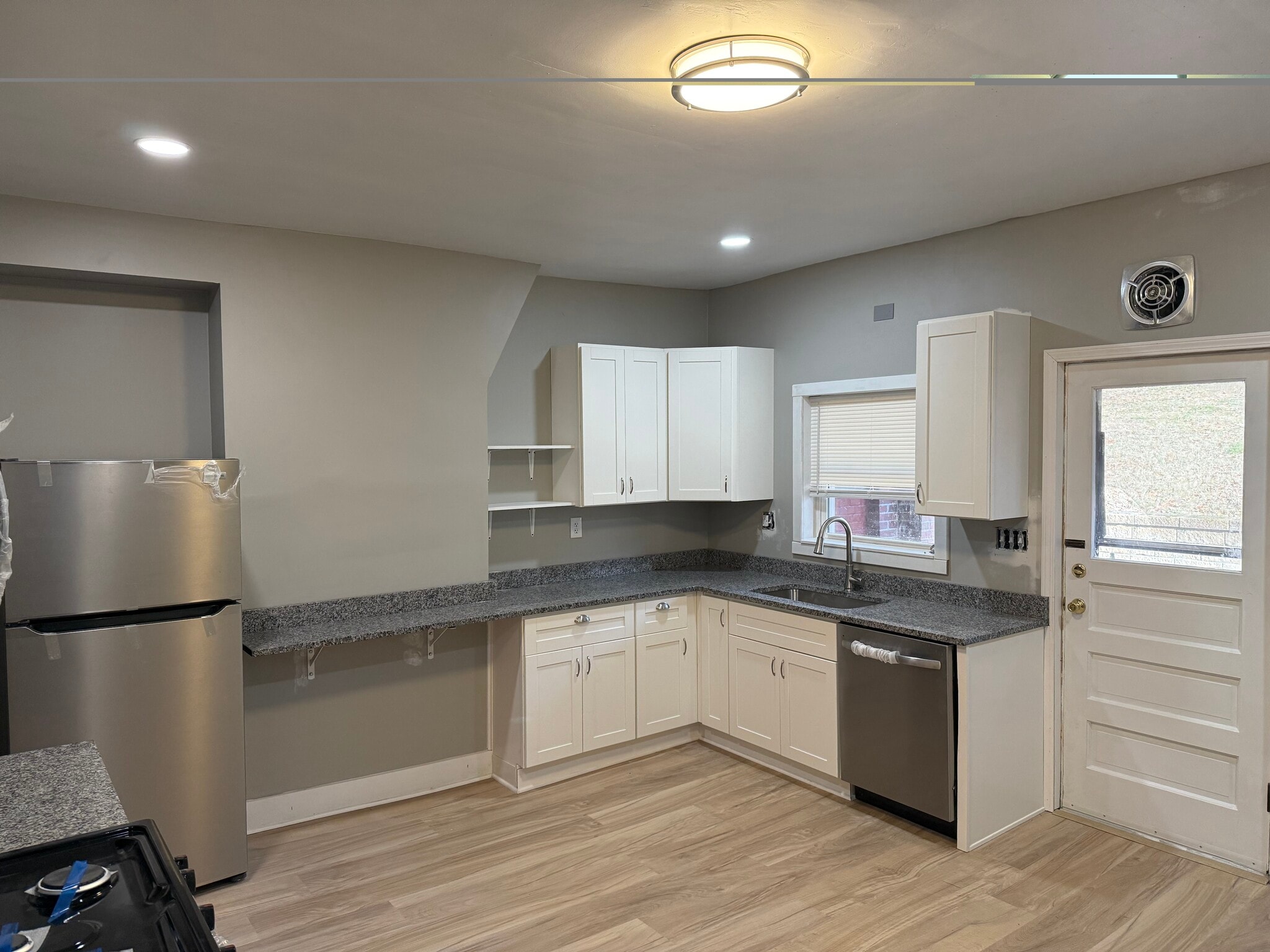 Building Photo - 226 W Sycamore St