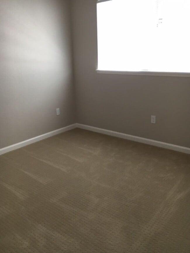 Building Photo - Beautiful 2 Bedroom/1 bath apartment - Upper Floor Unit