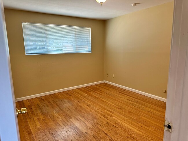 Building Photo - 4Bd/2Ba Bellevue Home