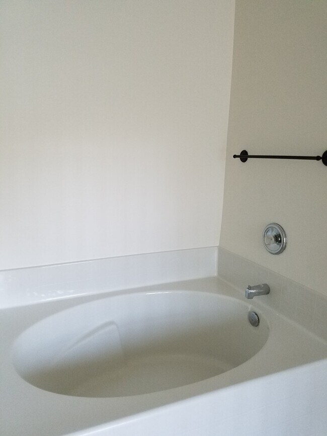 Building Photo - Newly carpeted  3 bedroom and 2 bath home ...