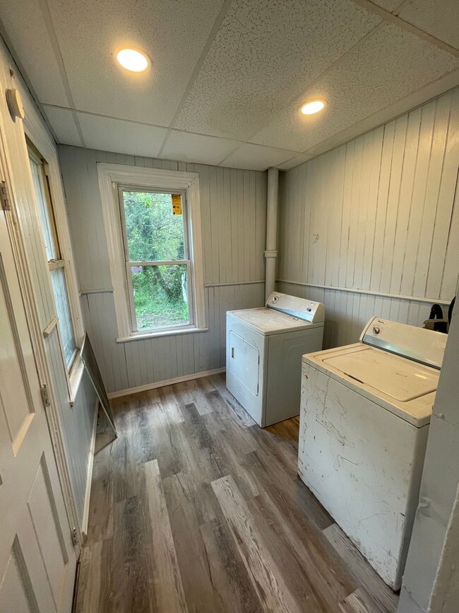 Building Photo - Newly updated 4 bedroom home