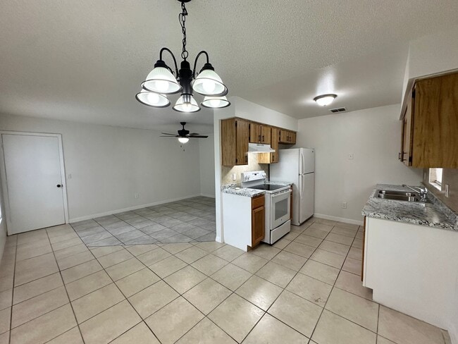 Building Photo - Charming 3 Bedroom Home in Apopka!