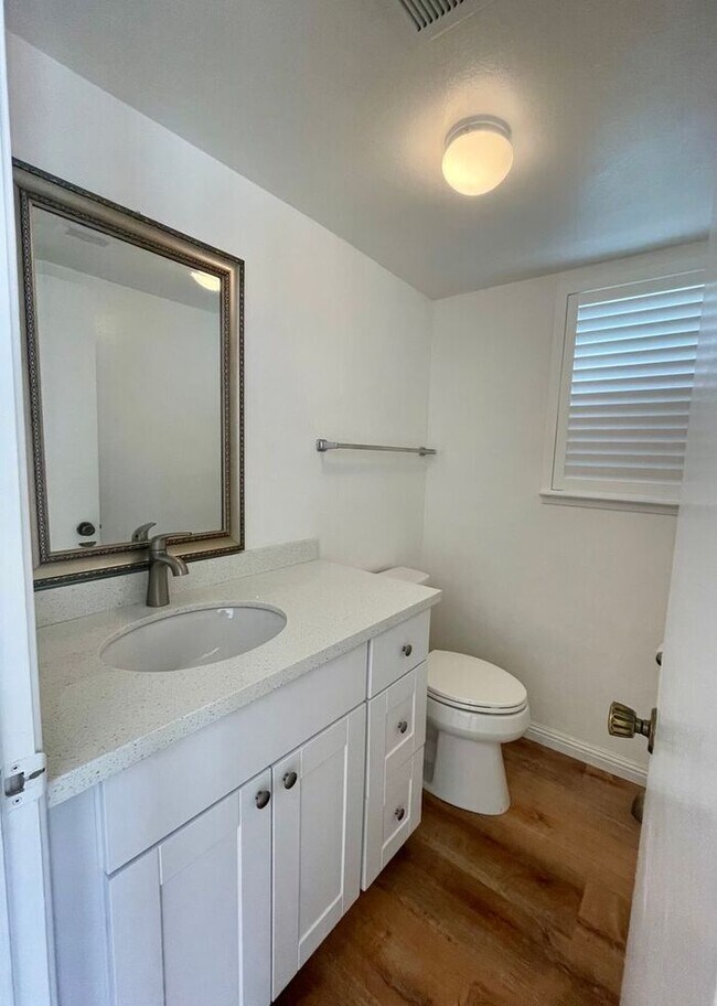 Building Photo - Sweet Remodeled 2 bedroom 1.5 Bath Stand-A...