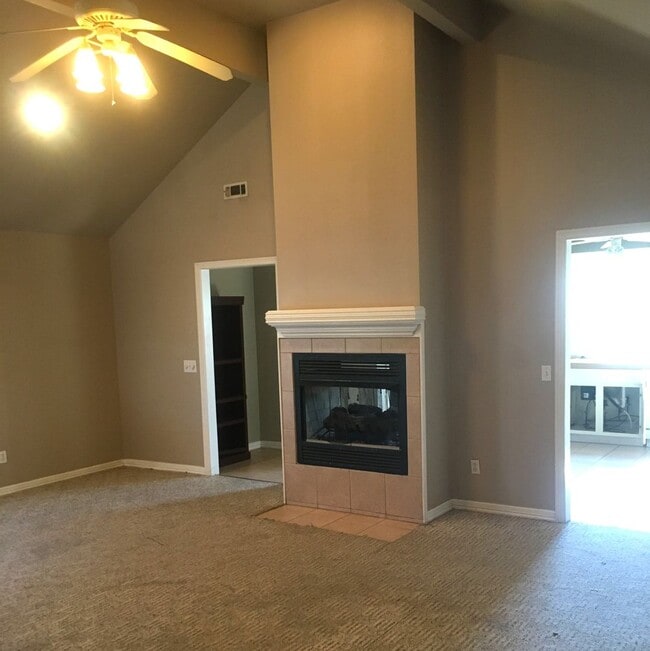 Building Photo - PRE-LEASING FOR AUG 10TH MOVE-IN! - 4 BED/2BATH HOUSE