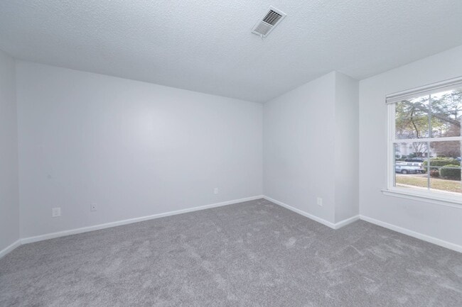 Building Photo - TWO ENSUITES!