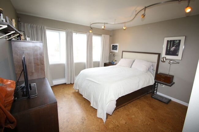 Building Photo - 3 Bedroom Townhouse!