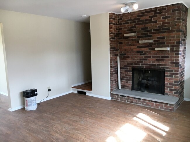 Building Photo - **3-BEDROOM/2-BATH RANCH W/ 2-CAR GARAGE!**