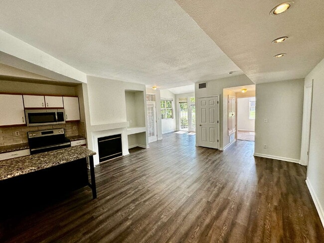 Building Photo - "Spacious 2-Bed, 2-Bath Condo with Pool Ac...
