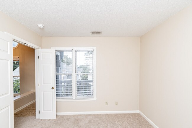 Building Photo - Chic & Cozy Condo in the heart of Raleigh!