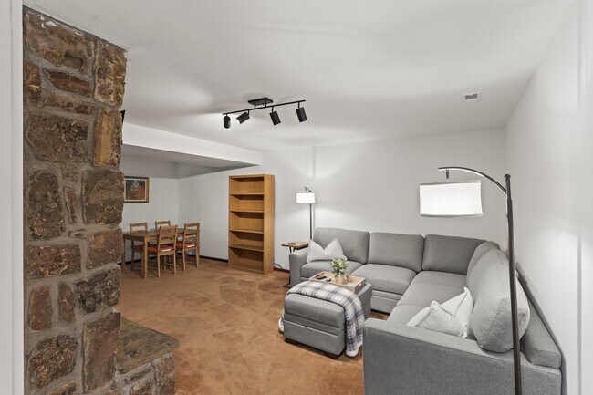 Building Photo - 220 Wildflower Dr