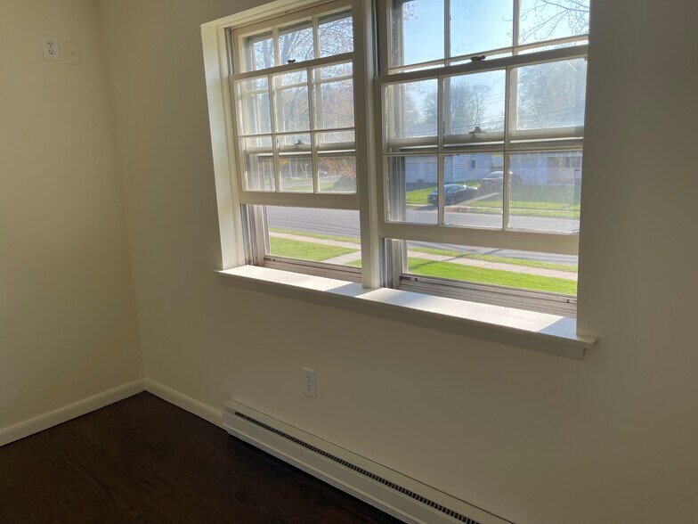 Building Photo - 121 Shadow Ln